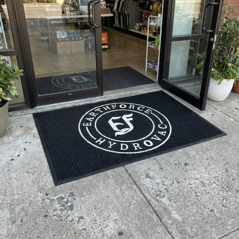 Checkered pattern floor mat