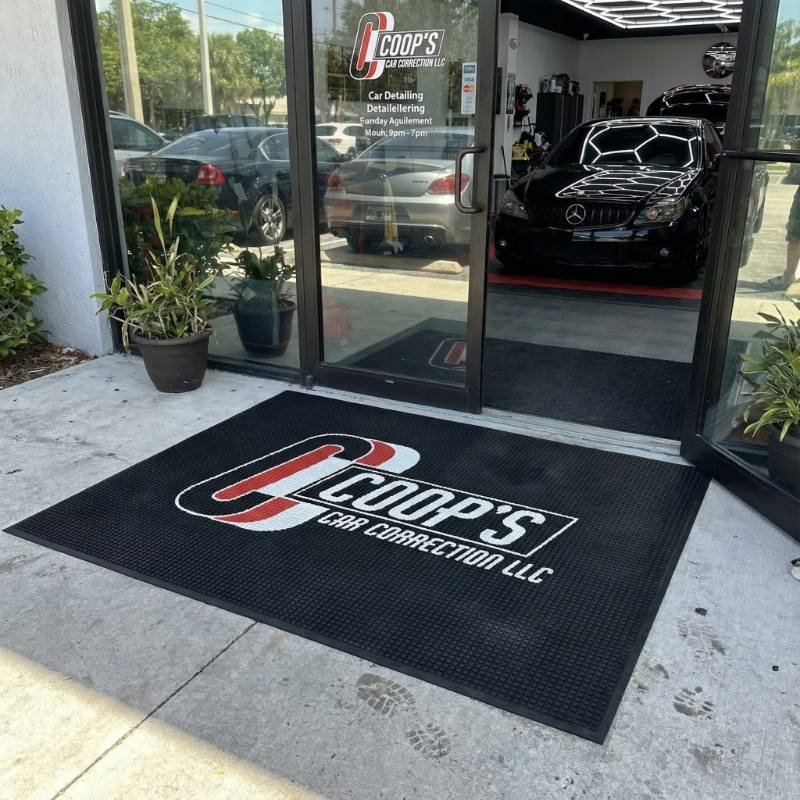 Checkered pattern floor mat