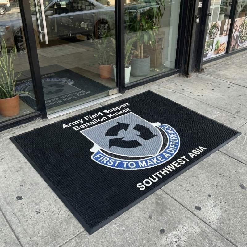 Checkered pattern floor mat